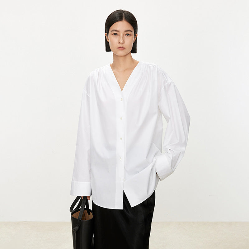 Dame afslappet bluse med V-udskæring og elegante detaljer Stilla