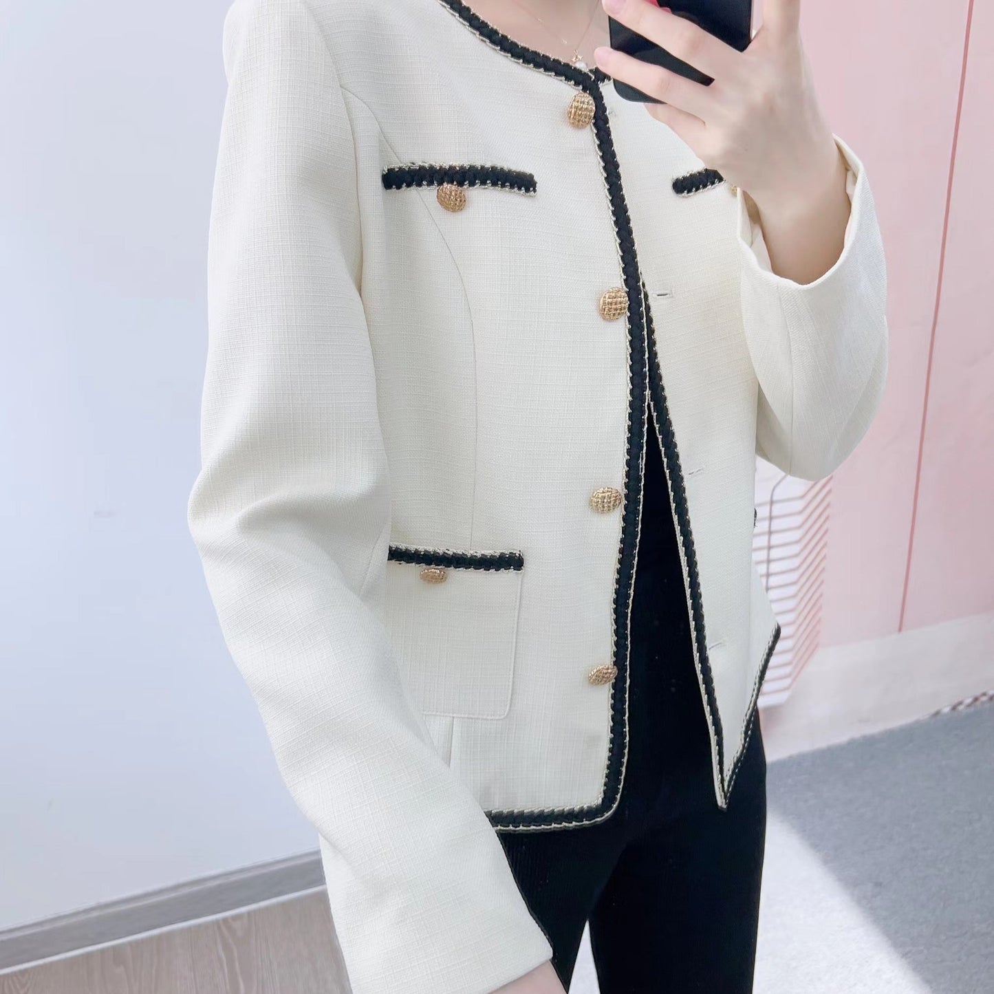 Dame Elegant Boucle-Jakke med dekorativ kontrastbesætning og gyldne knapper Stilla