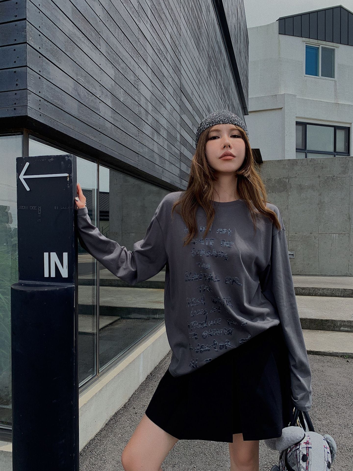 Dame afslappet longsleeve t-shirt med kreativt trykdesign Stilla