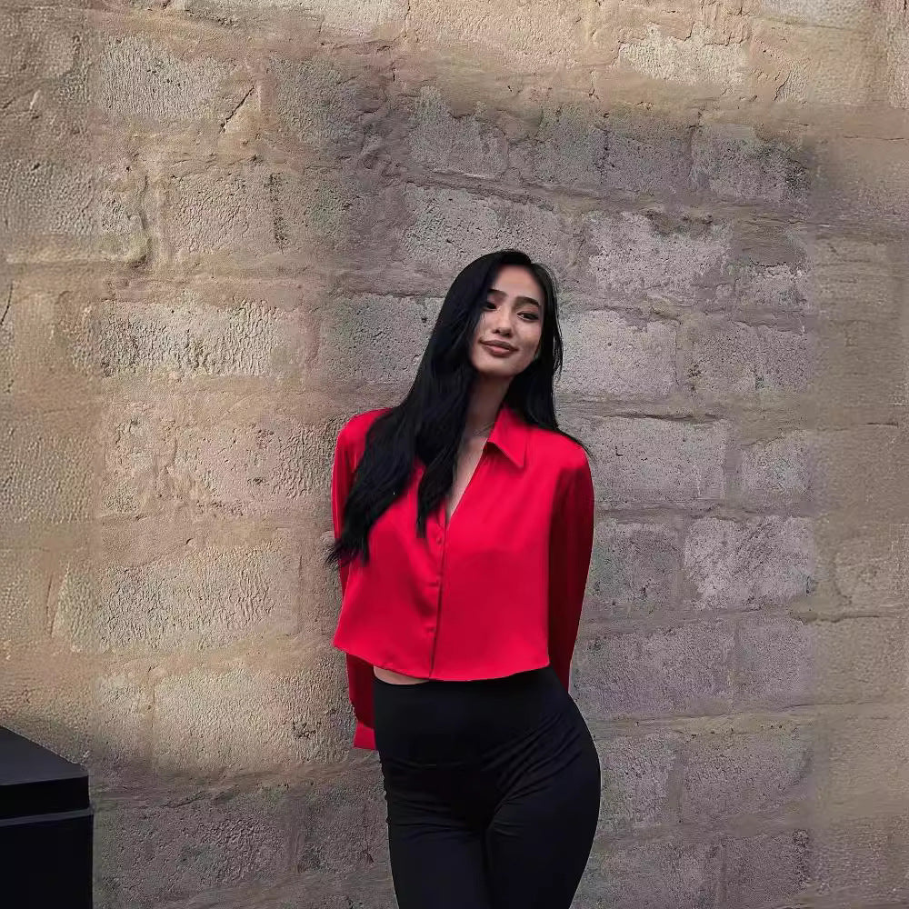 Dame cropped bluse med elegant krave og knapdetaljer Stilla