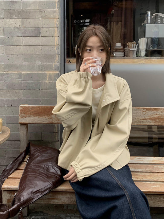 Dame afslappet kunstlæderjakke med høj krave og praktiske lommer Stilla