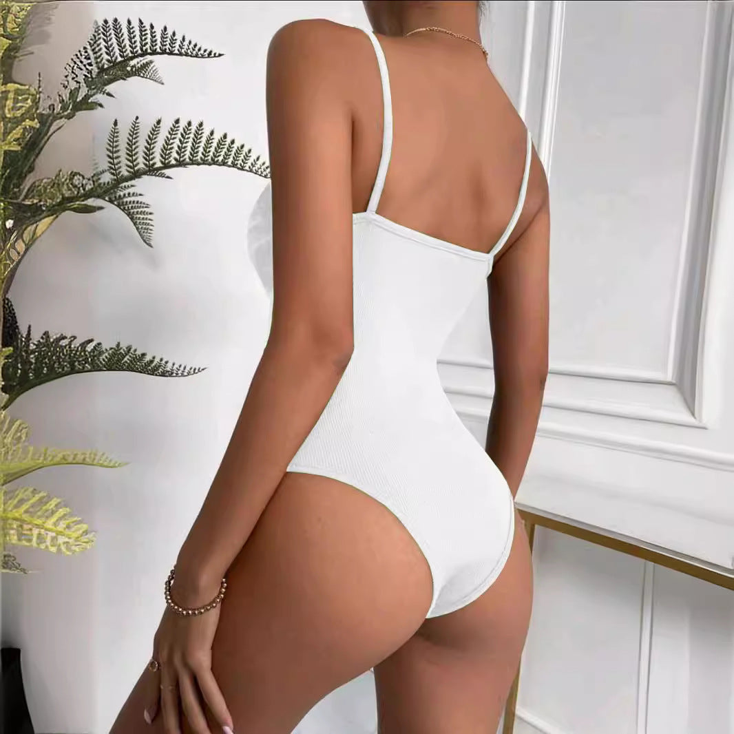 Dame Cut-Out Bodysuit med dyb V-udskæring og fin ribstruktur Stilla