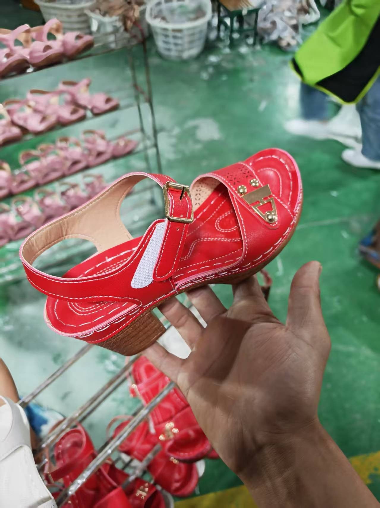 Dame Elegant designet sandaler med perforeret overflade og stilfuld blokhæl Stilla