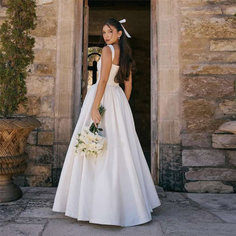 Dame Elegant brudekjole med draperet skørt og brede stropper Stilla