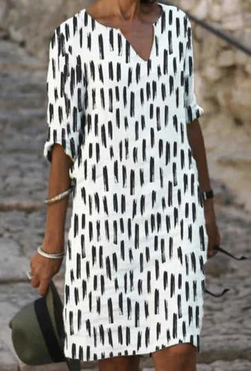 Dame afslappet kjole med grafisk print og gennemgående knapstolpe Stilla