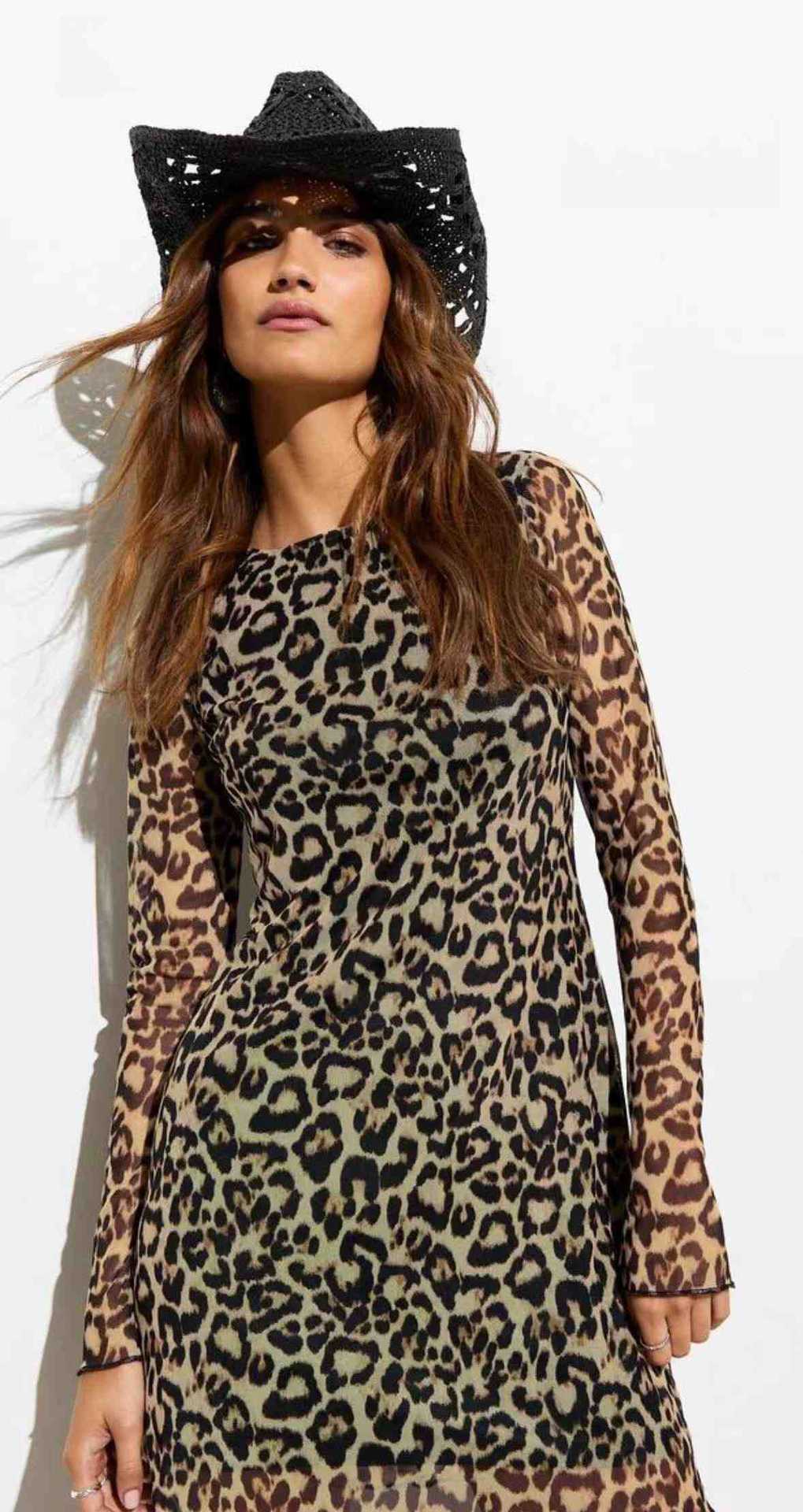 Dame dyreprint langærmet kjole med kropsnær silhuet og vid skæring Stilla