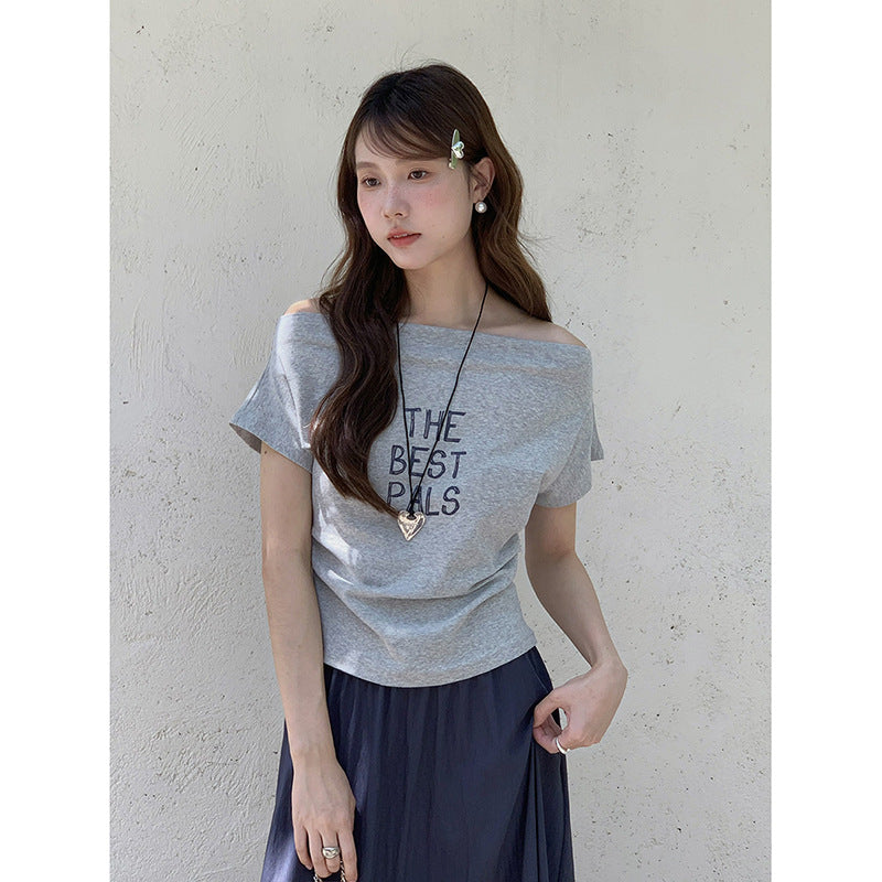Dame afslappet off-shoulder T-shirt med kreativt tryk Stilla