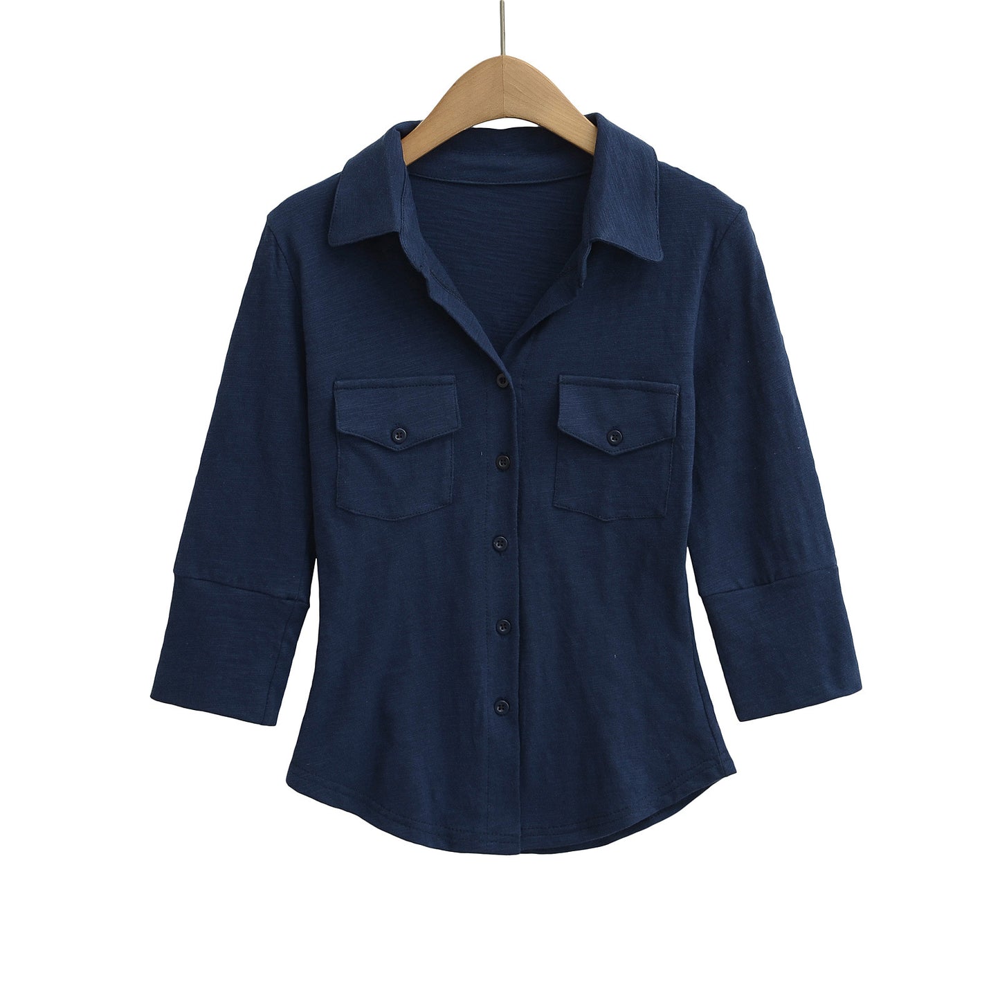 Dame afslappet langærmet bluse med påsyede lommer og elegant knaplukning Stilla