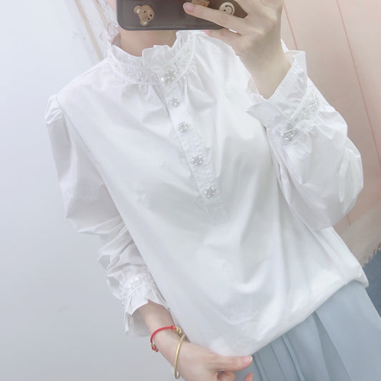 Dame elegant bluse med rynkedetaljer og perlesmykker Stilla