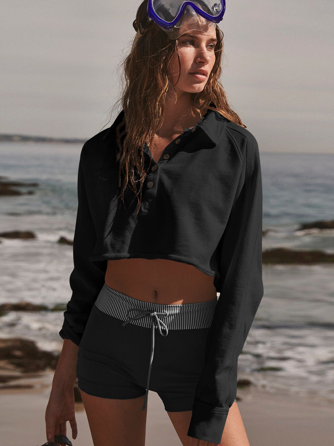 Dame afslappet cropped sweatshirt med knaplukning og sporty design Stilla