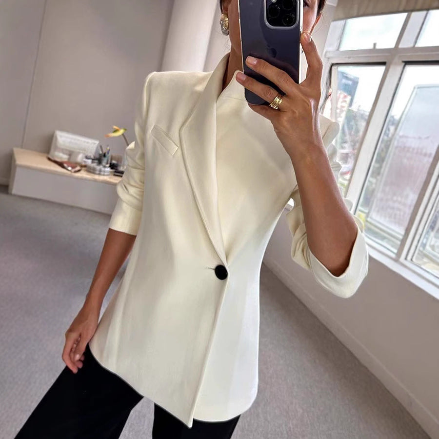 Dame Elegant Blazer med højhalset design og raffinerede detaljer Stiila