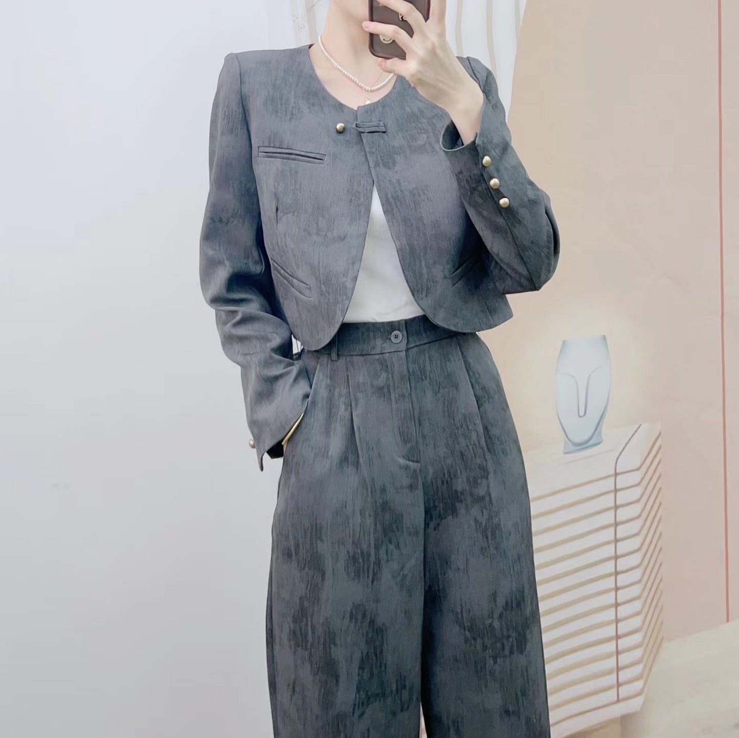 Dame Elegant Blazer-Bukser-Sæt med feminine detaljer og moderne look Stilla