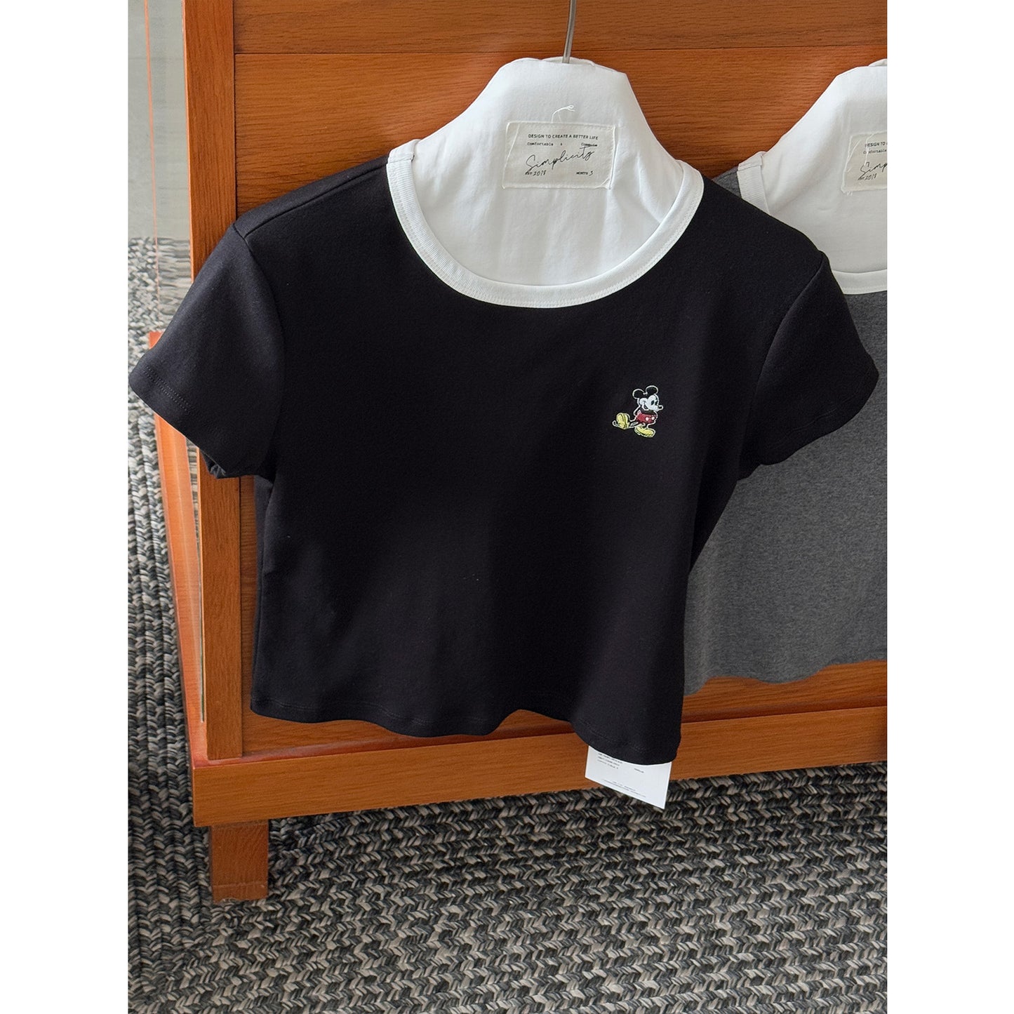 Dame afslappet kortærmet top med kontrasterende halsudskæring og stilfuld snit Stilla