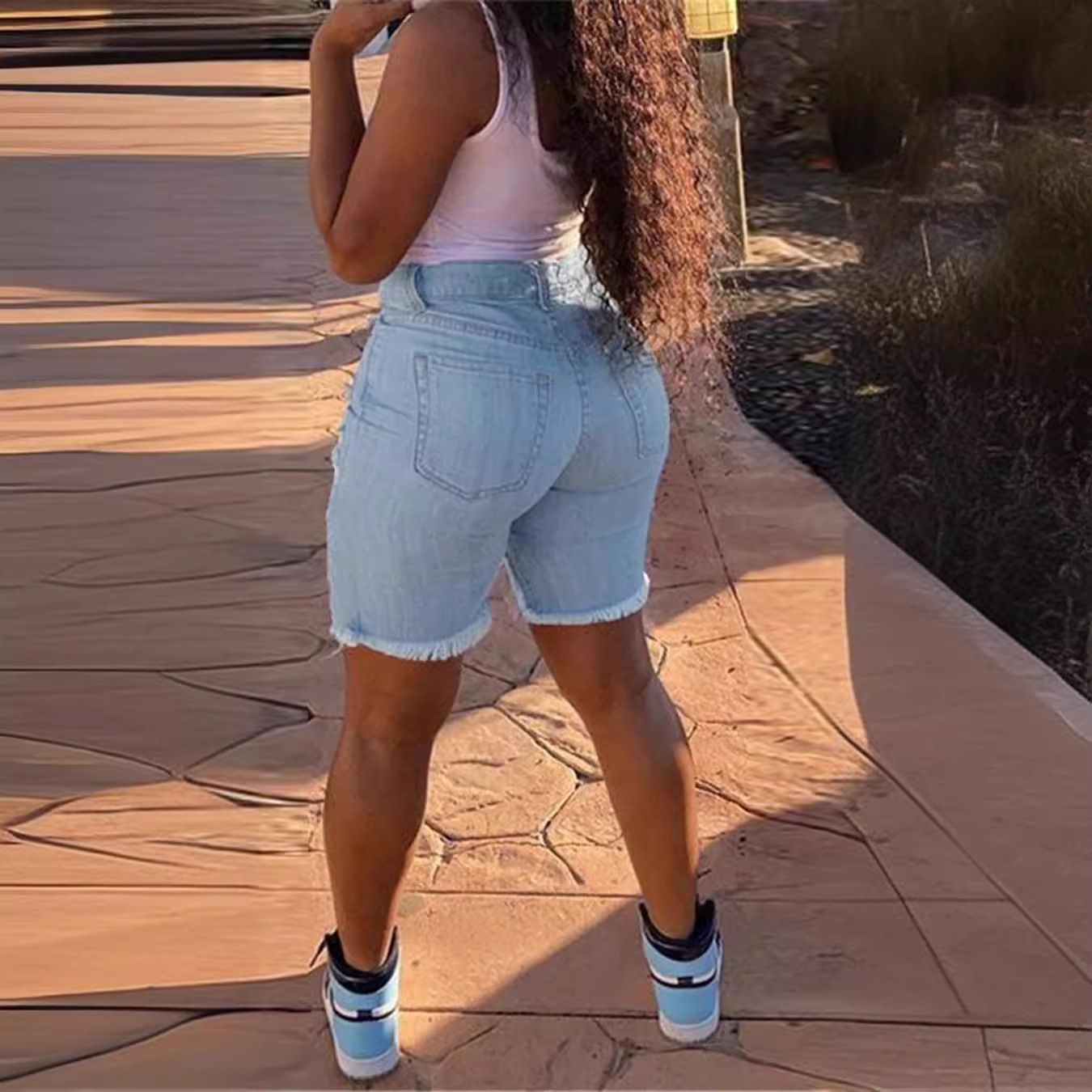 Dame Destroyed Denim Shorts med farverigt mønstertryk Stilla