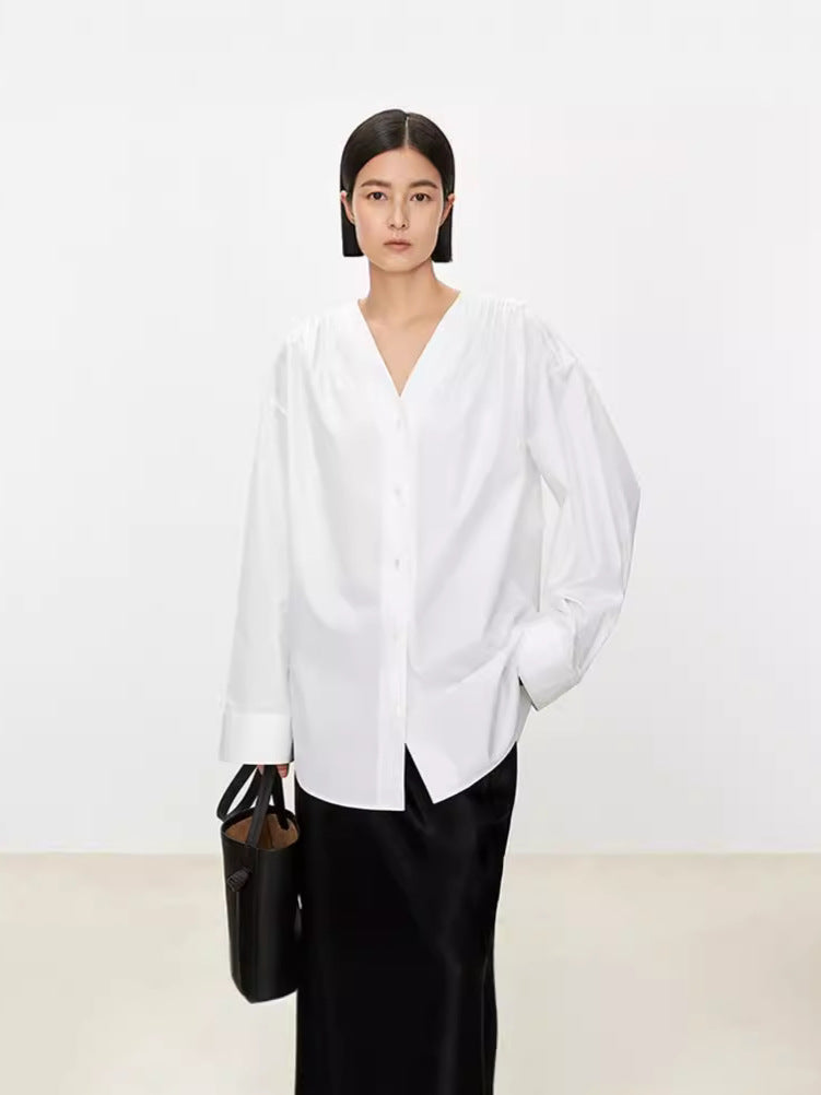 Dame afslappet bluse med V-udskæring og elegante detaljer Stilla