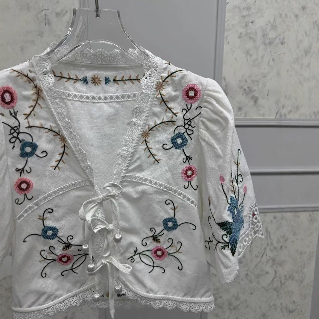 Dame Delikat broderet bluse med rynkedetaljer og snoretræk Stilla