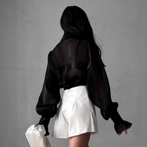 Dame Transparent Bluse med voluminøse ærmer og elegante volangdetaljer Stilla