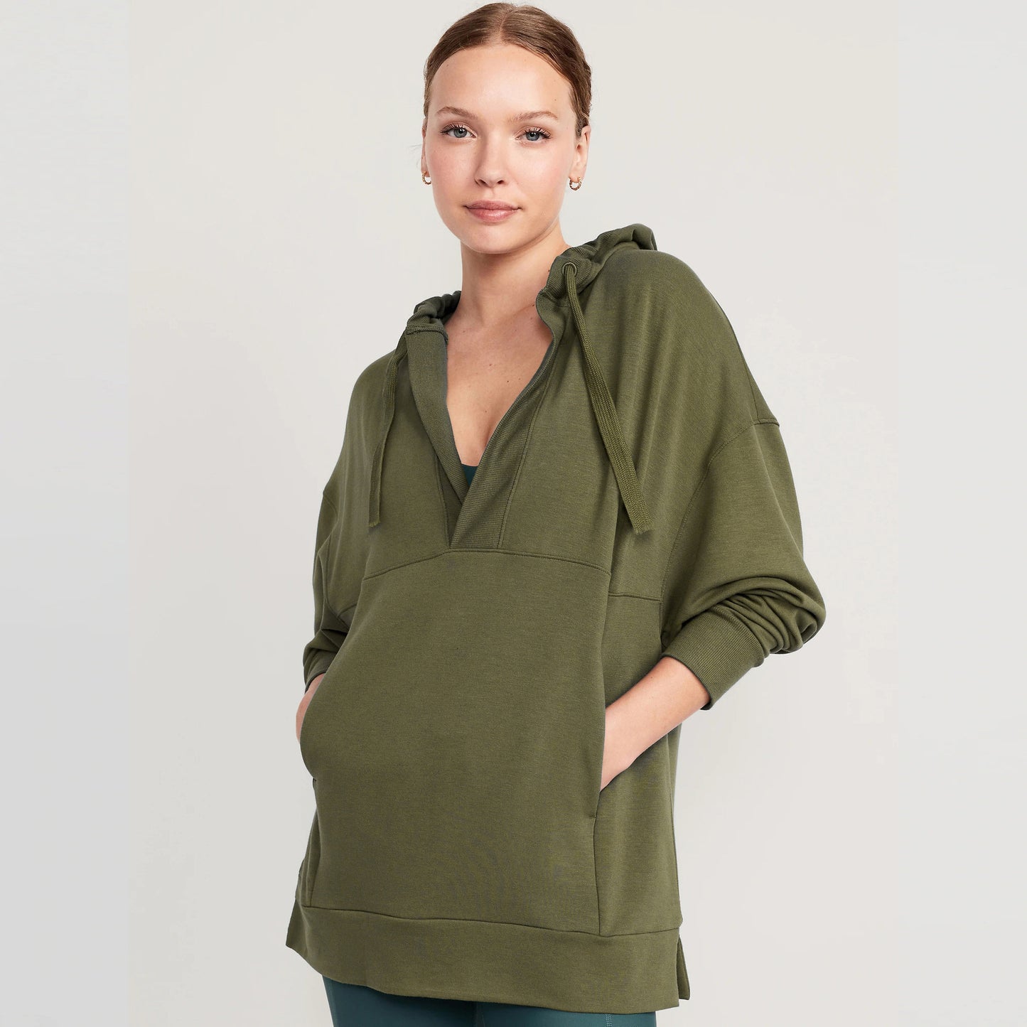 Dame afslappet hættetrøje med dyb V-hals og vide ærmer Stilla