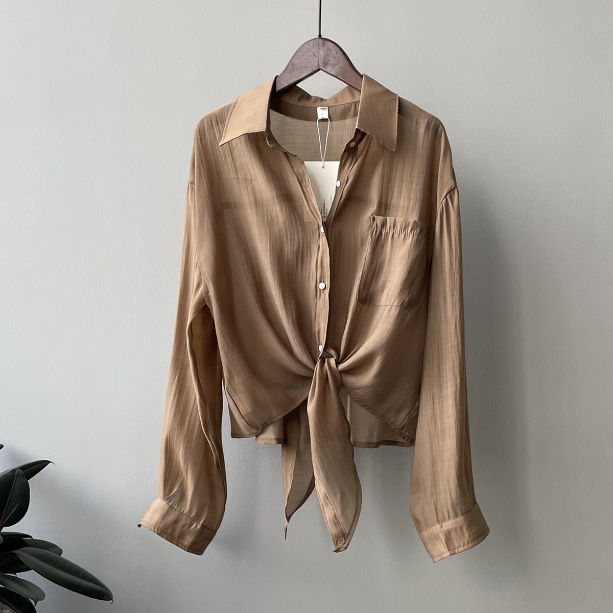 Dame elegant bluse med snoet kant og praktisk brystlomme Stilla