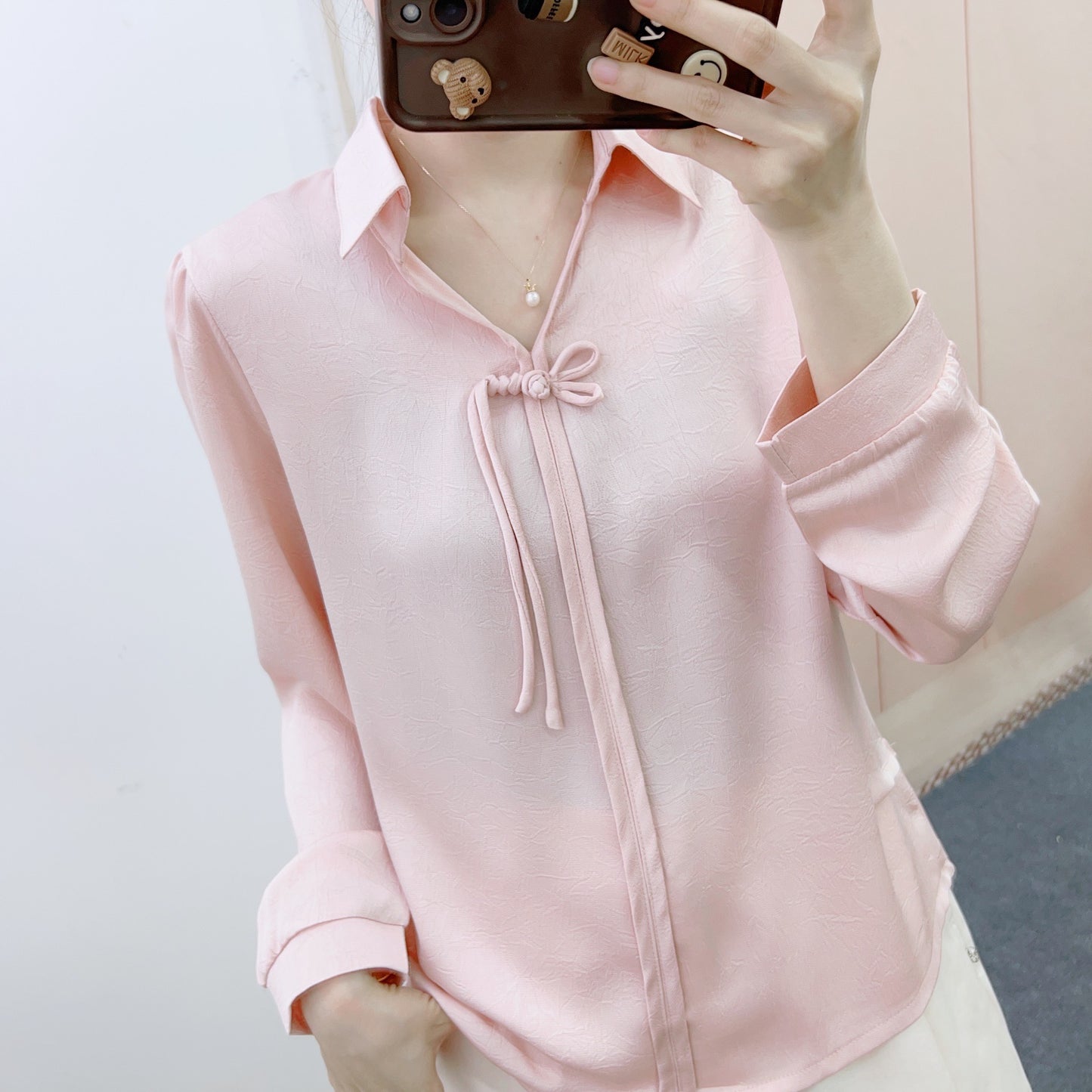 Dame elegant bluse med dekorativt bånd og kvalitetsstof Stilla