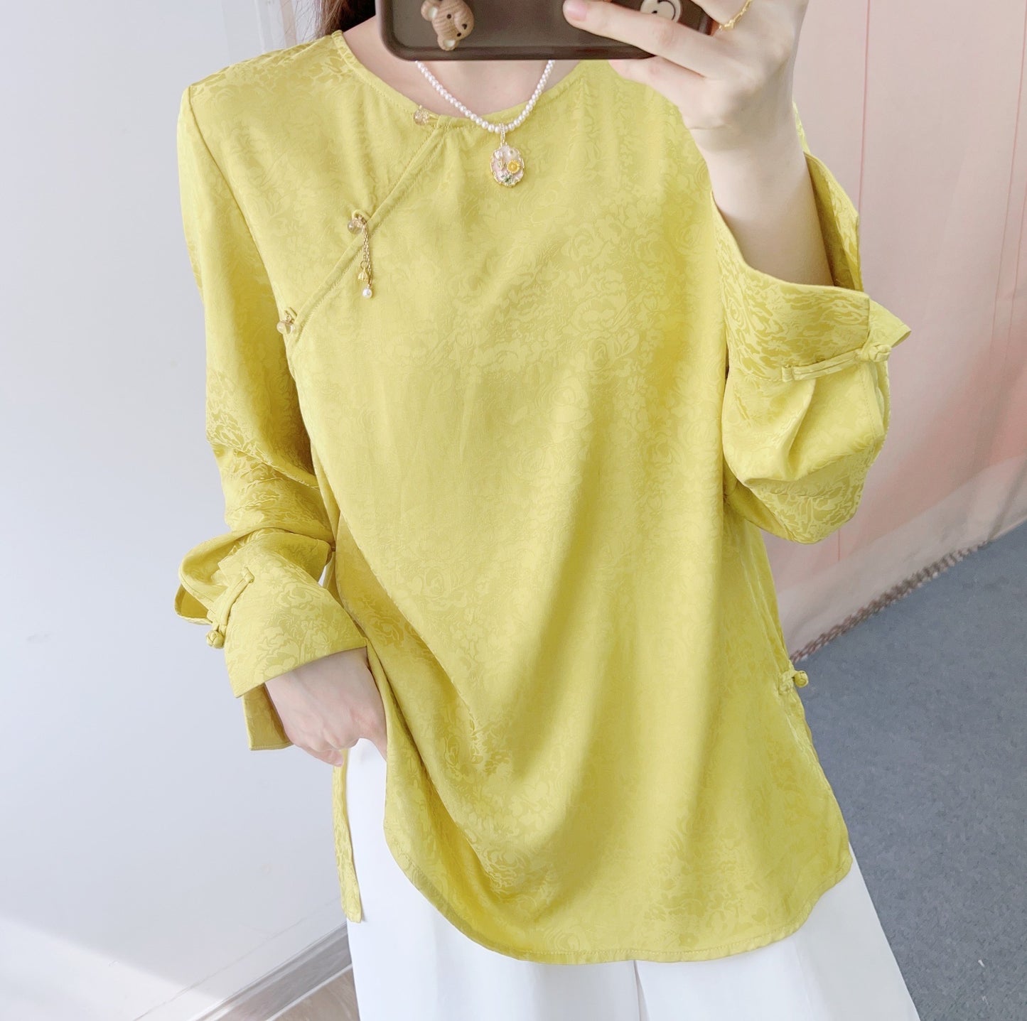 Dame designerbluse med elegant blomster mønster og raffinerede knapdetaljer Stilla