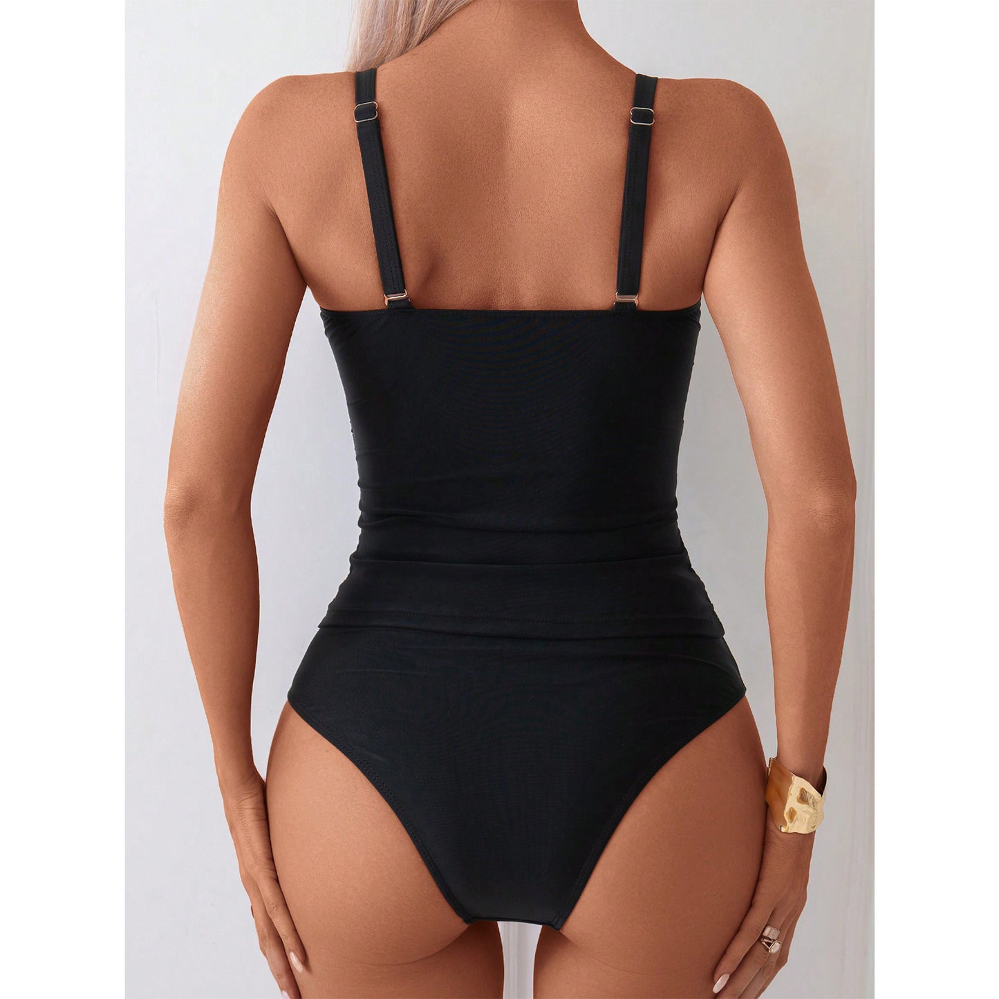 Dame elegant én-delt badedragt med flatterende samleffekt og moderne nøgle-udskæring Stilla