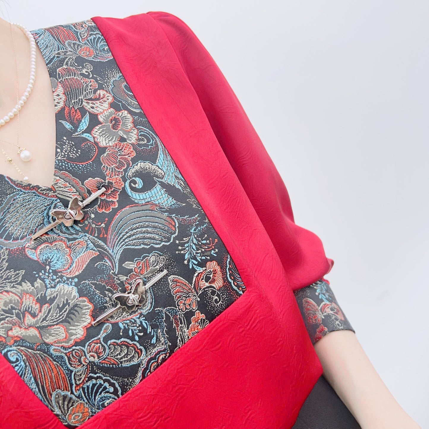 Dame Elegant Bluse med blomstret design og feminine pufærmer Stilla