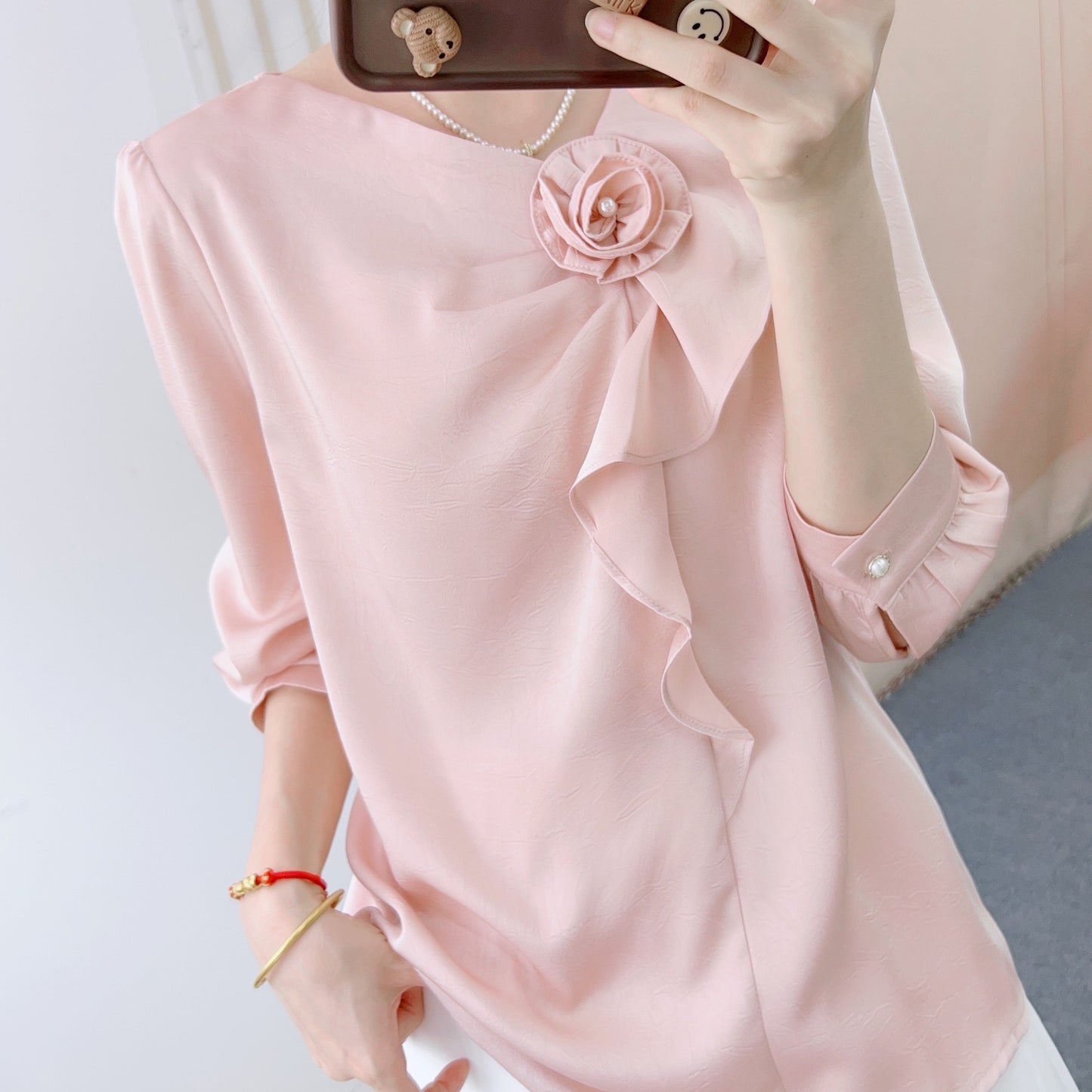 Dame elegant bluse med dekorative flæser og blomsterapplikation Stilla