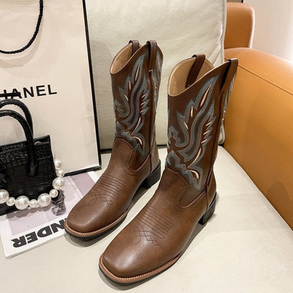 Dame cowboystøvler med modebroderidetaljer og robust blokhæl Stilla