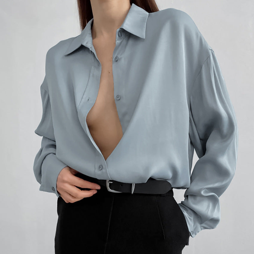Dame Elegant Bluse med dyb V-udskæring og let satin-finish Stilla