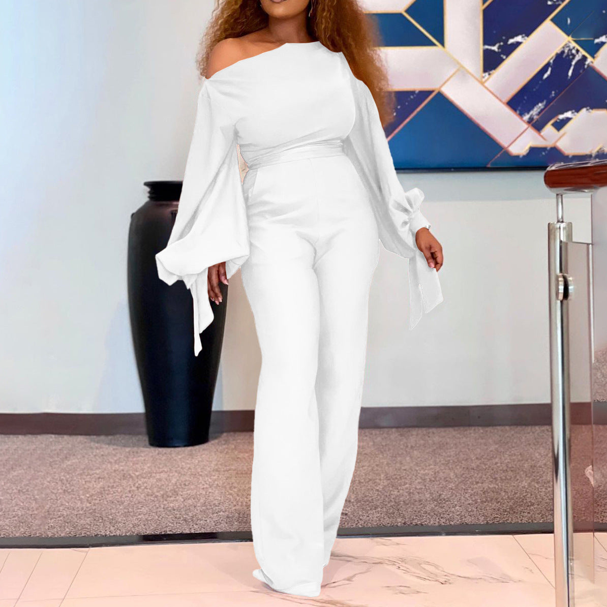 Dame elegant jumpsuit med asymmetrisk design og svajende ærmer Stilla
