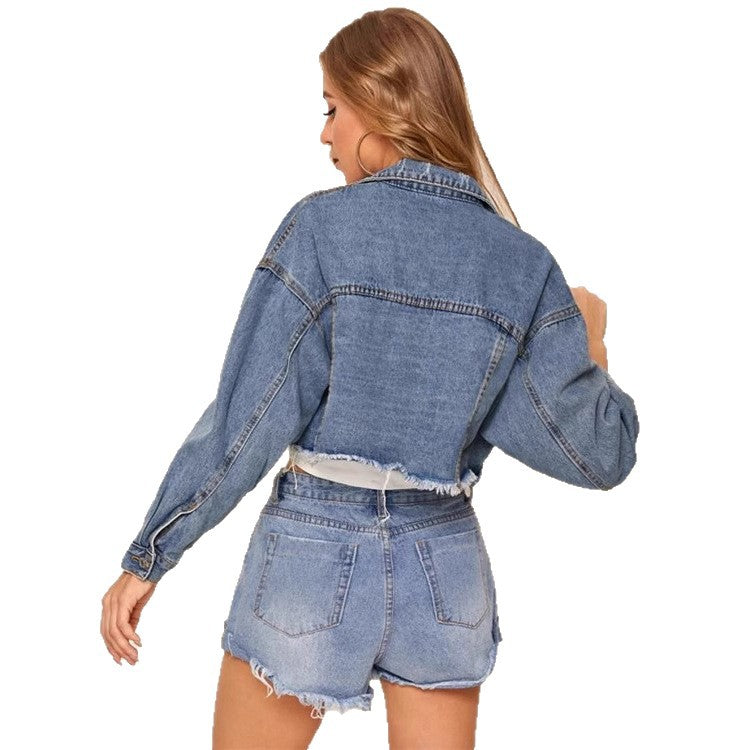 Dame cropped jeansjakke i afslappet vintage-stil med frynset kant og moderne riv-detaljer Stilla