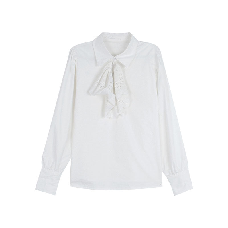 Dame elegant bluse med flæsedetalje og moderne knaplukning Stilla