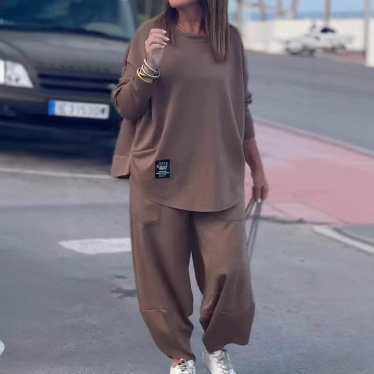 Dame afslappet Lounge-Sæt med løsskåret top og komfortable bukser Stilla