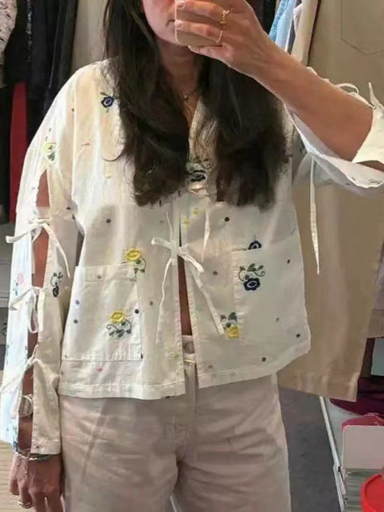 Dame afslappet bluse med florale broderier og legende detaljer Stilla