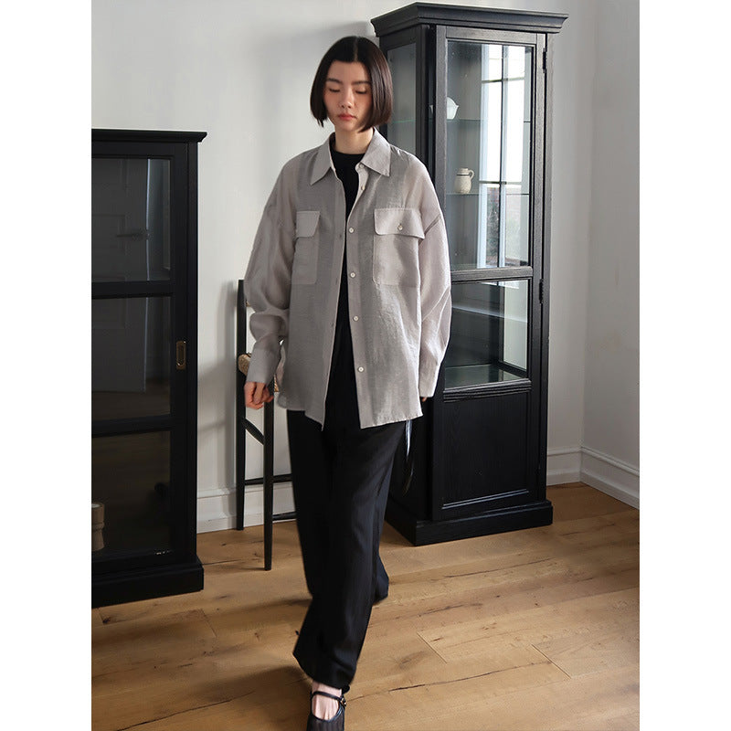 Dame afslappet bluse med fine knapdetaljer og praktiske brystlommer Stilla