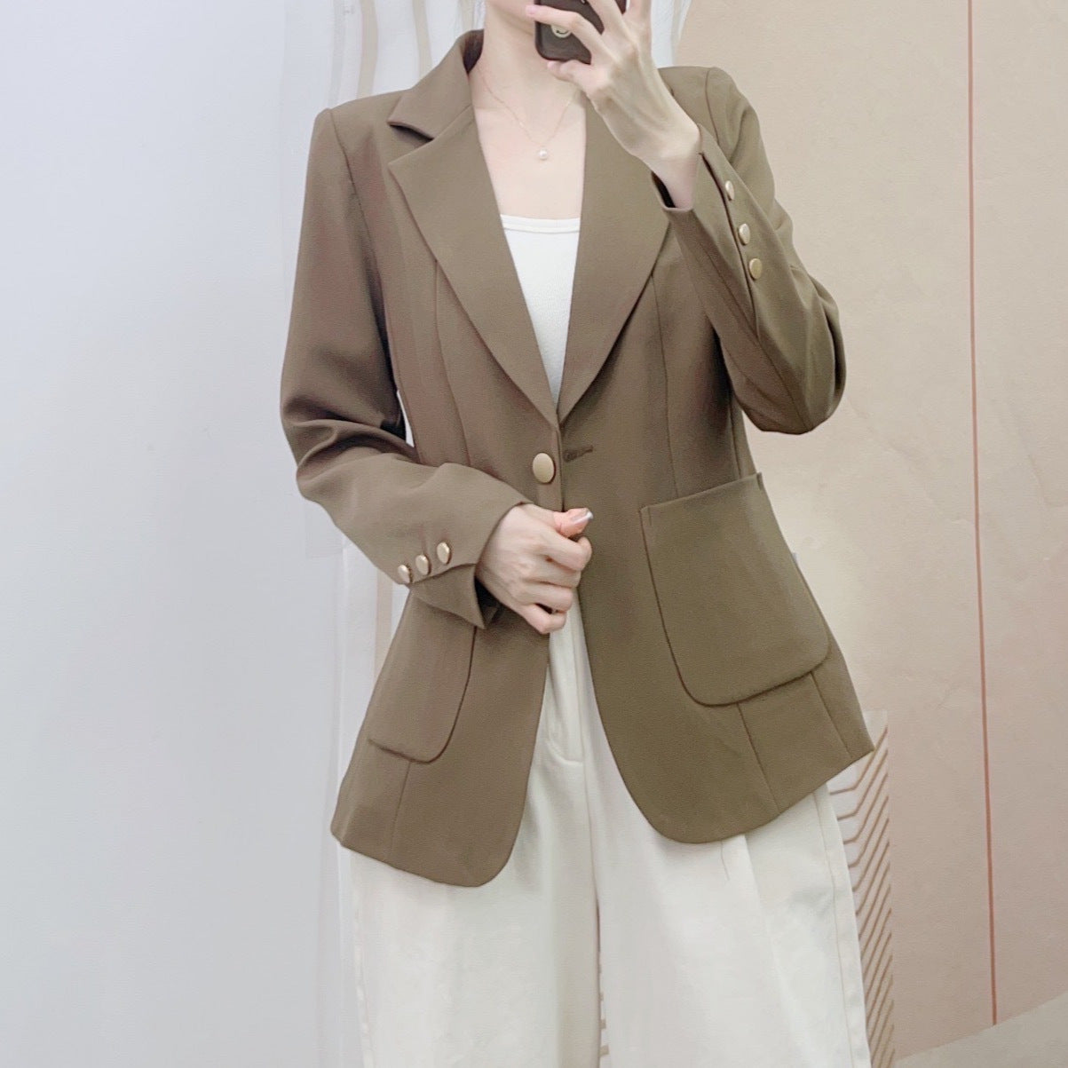 Dame Elegant Blazerjakke med raffinerede knapdetaljer og tætsiddende silhuet Stilla