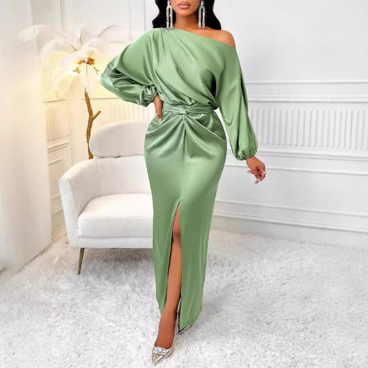 Dame elegant aftenkjole med asymmetrisk udskæring og smart slids Stilla