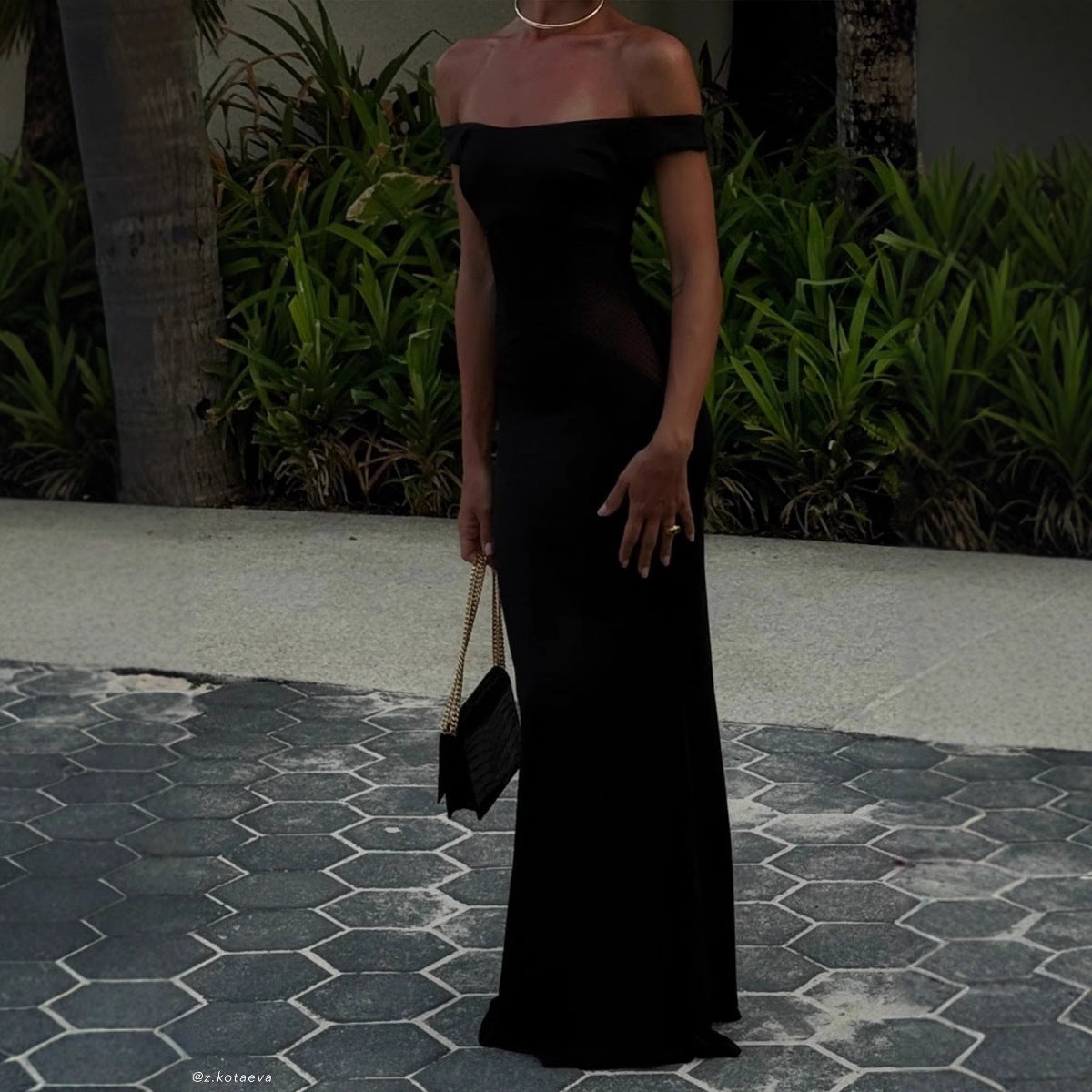 Dame elegant aftenkjole med skulderfri design og figursyet snit Stilla