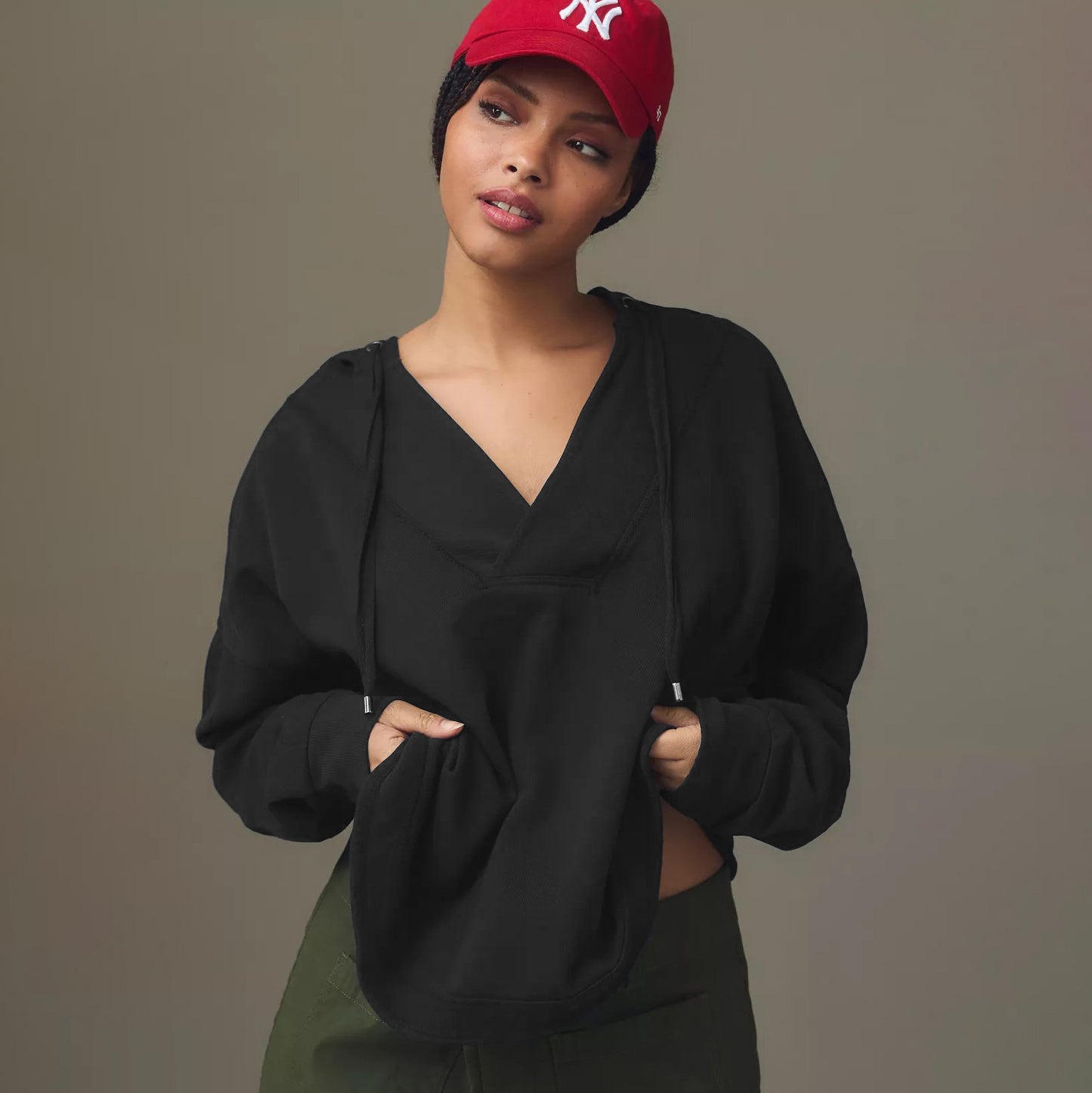 Dame afslappet hoodie med dyb V-udskæring og kontrasterende syninger Stilla