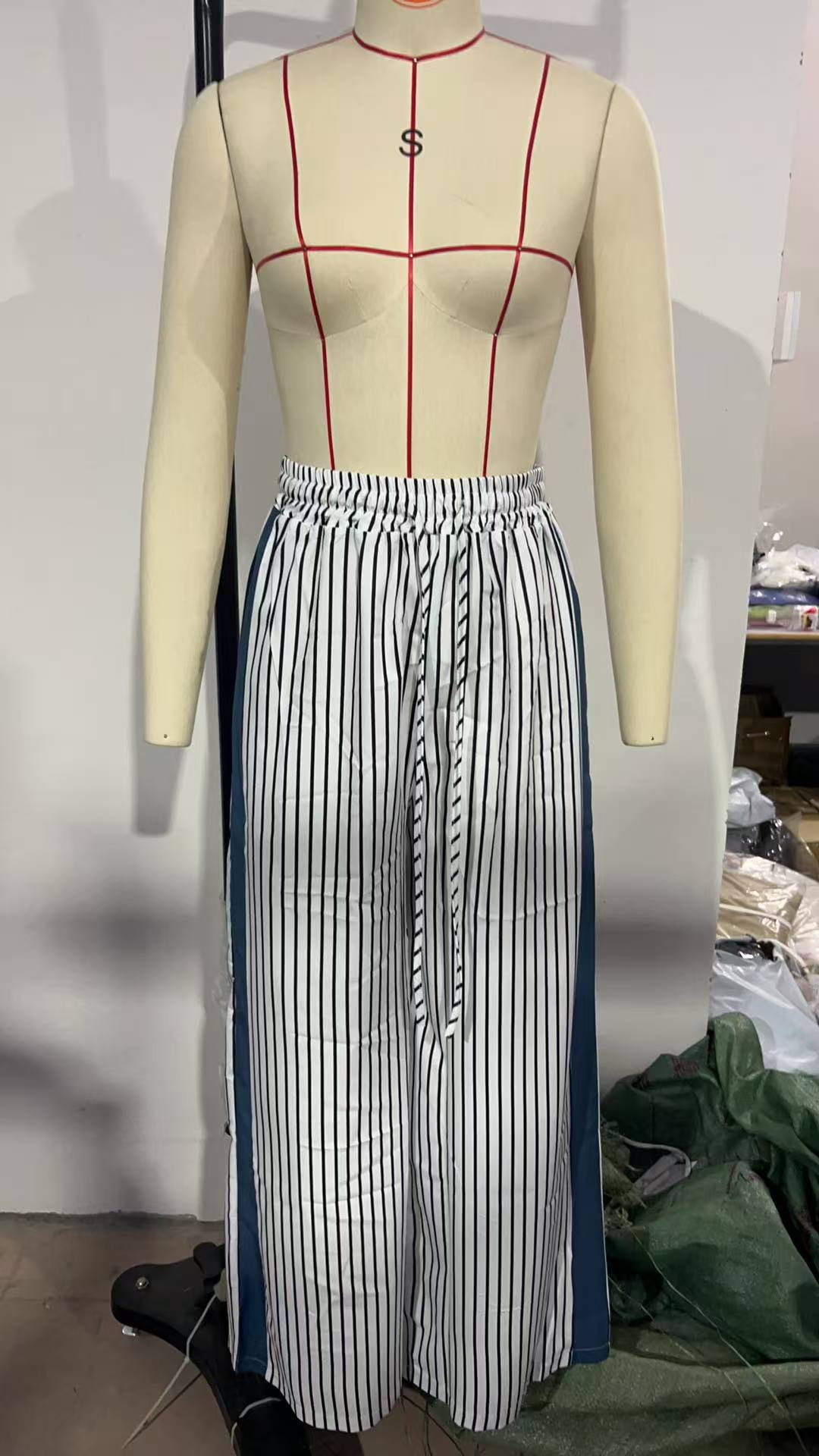 Dame afslappet bred buks med leopardmønster og kontraststriber Stiila