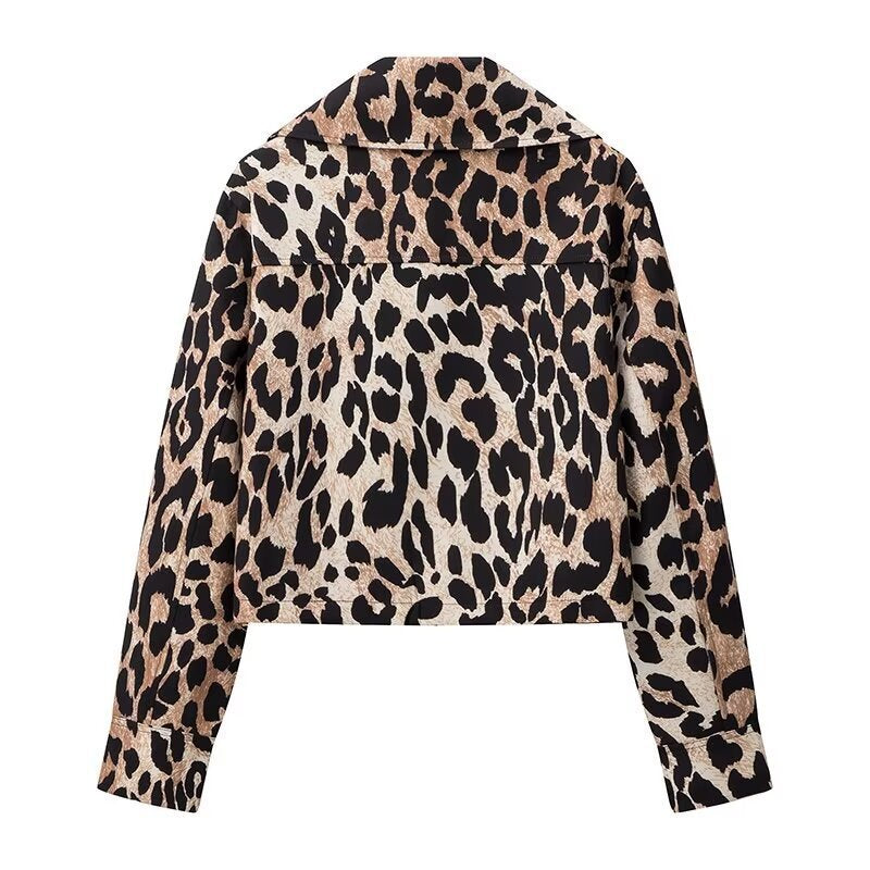 Dame Cropped Jakke i spændende Leo-design med praktiske lommer og afslappet krave Stilla
