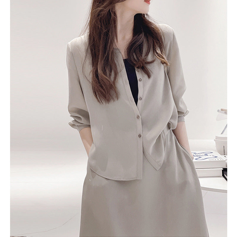 Dame afslappet bluse med fint stof og knapdetaljer Stilla