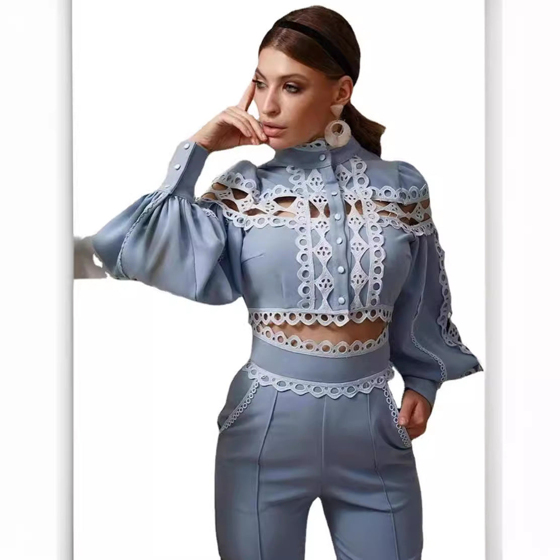 Dame jumpsuit med elegante cut-outs og voluminøse ærmer Stilla