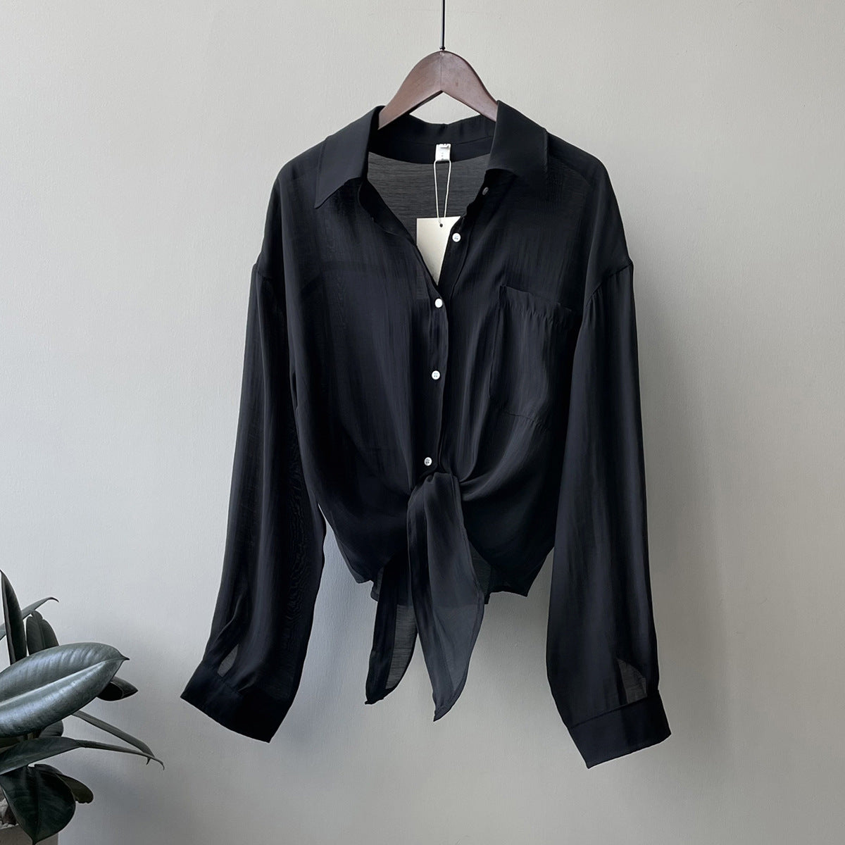 Dame elegant bluse med snoet kant og praktisk brystlomme Stilla