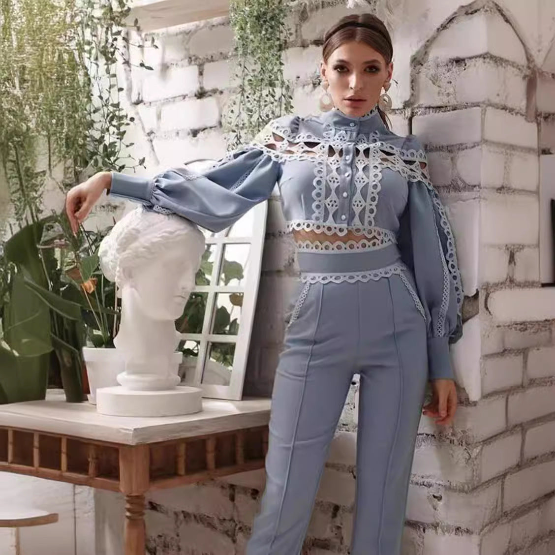 Dame jumpsuit med elegante cut-outs og voluminøse ærmer Stilla