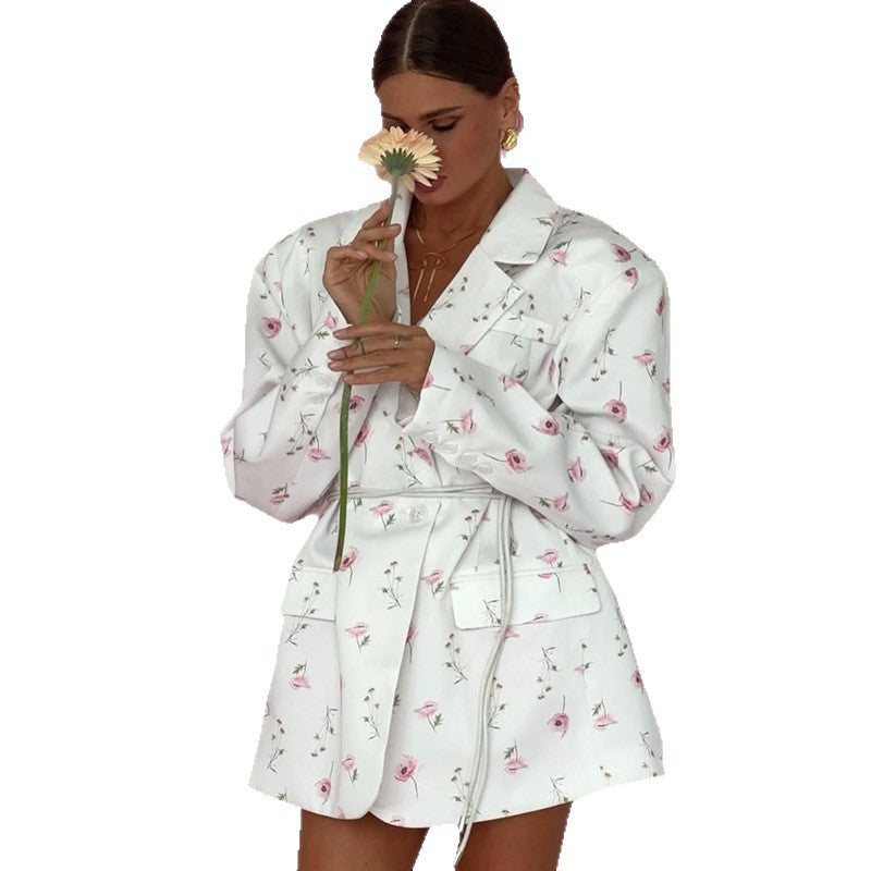 Dame elegant blazerjakke med blomstermønster og feminin silhuet Stilla