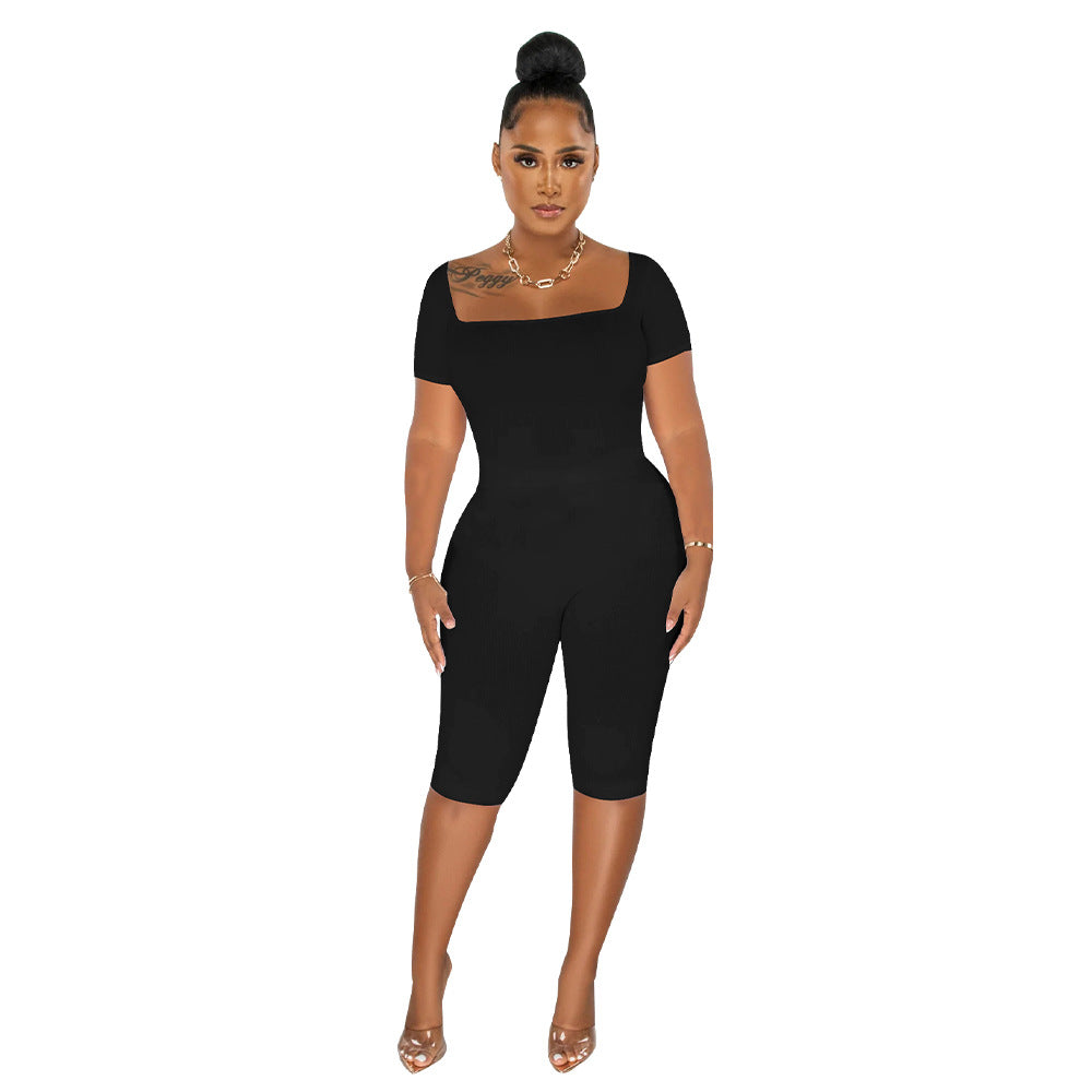 Dame figurtilpasset jumpsuit med off-shoulder design og knælang skæring Stilla