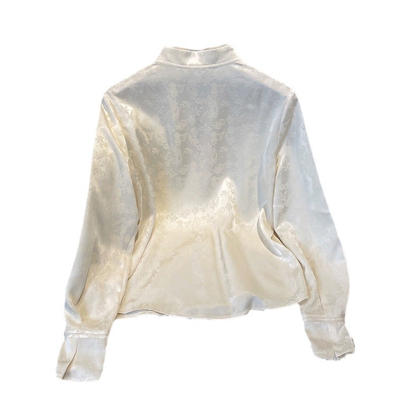 Dame elegant bluse med høj kraveform og dekorative knapdetaljer Stilla