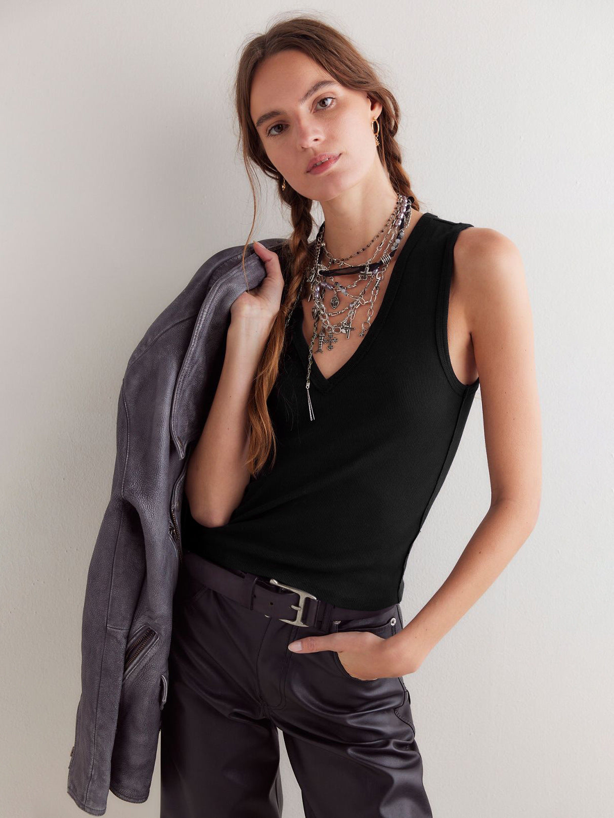 Dame V-hals tanktop med fin ribstruktur Stilla